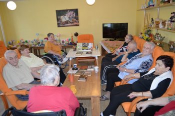 Posedenie s knihami a o knihách