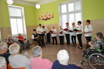 Október – mesiac úcty k starším