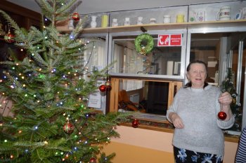 Zdobenie vianočného stromčeka