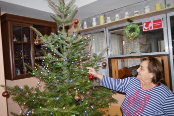 Zdobenie vianočného stromčeka