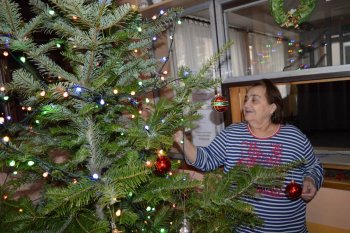 Zdobenie vianočného stromčeka