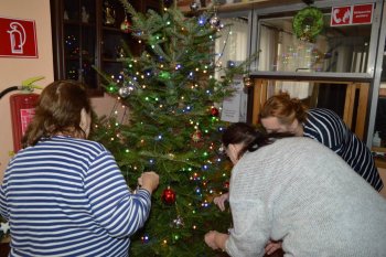 Zdobenie vianočného stromčeka