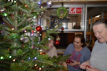 Zdobenie vianočného stromčeka