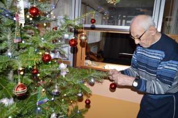 Zdobenie vianočného stromčeka