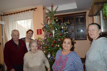 Zdobenie vianočného stromčeka