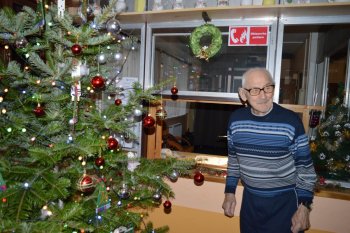 Zdobenie vianočného stromčeka