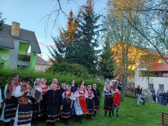 Stavanie  mája