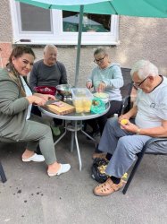 Posedenie pri guľáši v domčeku