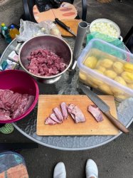 Posedenie pri guľáši v domčeku