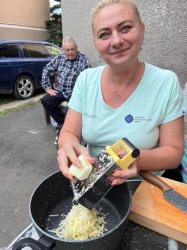 Posedenie pri guľáši v domčeku