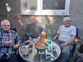 Posedenie pri guľáši v domčeku