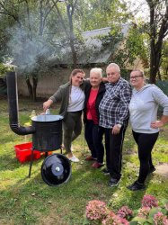 Posedenie pri guľáši v domčeku