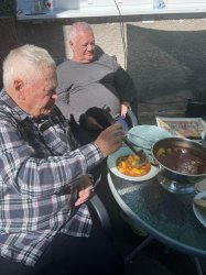 Posedenie pri guľáši v domčeku