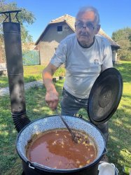 Posedenie pri guľáši v domčeku