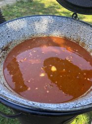 Posedenie pri guľáši v domčeku