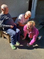 Posedenie pri guľáši v domčeku