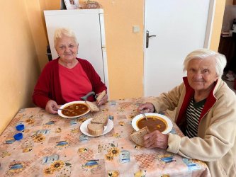 Posedenie pri guľáši v domčeku