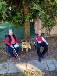 Posedenie pri guľáši v domčeku