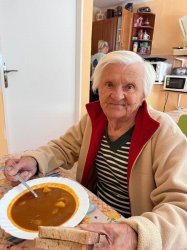 Posedenie pri guľáši v domčeku