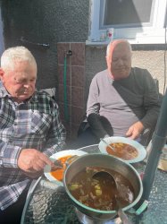 Posedenie pri guľáši v domčeku