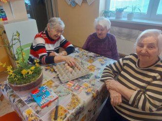 Chystanie veľkonočnej výzdoby v domčeku
