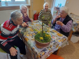 Chystanie veľkonočnej výzdoby v domčeku
