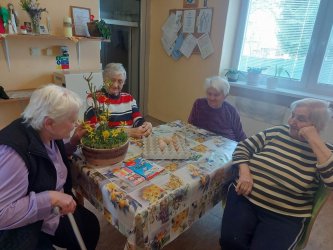 Chystanie veľkonočnej výzdoby v domčeku