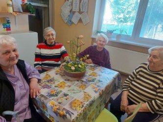 Chystanie veľkonočnej výzdoby v domčeku