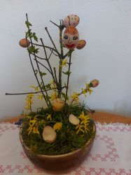 Chystanie veľkonočnej výzdoby v domčeku