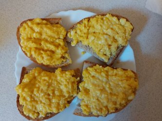 Chystanie veľkonočnej výzdoby v domčeku