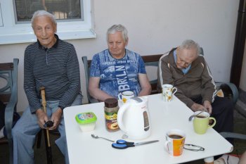 Kávičkové posedenie na dvorčeku