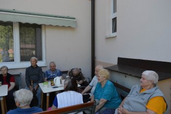 Kávičkové posedenie na dvorčeku