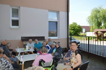 Kávičkové posedenie na dvorčeku