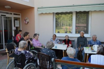 Kávičkové posedenie na dvorčeku