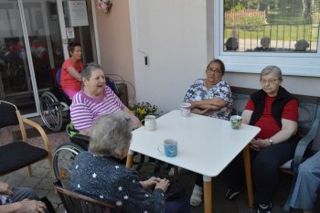 Kávičkové posedenie na dvorčeku