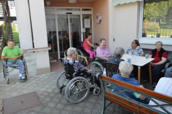 Kávičkové posedenie na dvorčeku