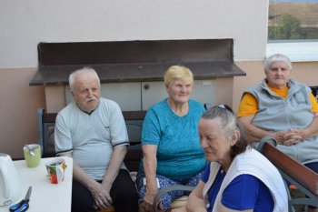 Kávičkové posedenie na dvorčeku