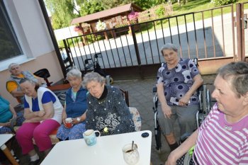 Kávičkové posedenie na dvorčeku