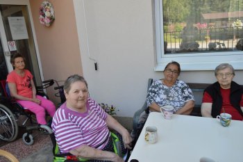 Kávičkové posedenie na dvorčeku