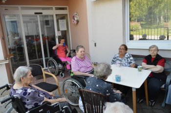 Kávičkové posedenie na dvorčeku