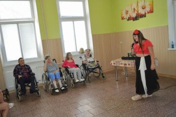 Kvetinové pozdravy pre  našich seniorov