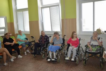 Kvetinové pozdravy pre  našich seniorov