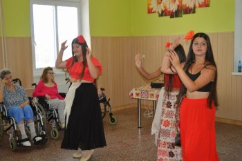 Kvetinové pozdravy pre  našich seniorov