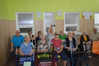 Kvetinové pozdravy pre  našich seniorov