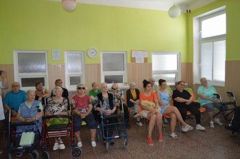 Kvetinové pozdravy pre  našich seniorov