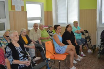 Kvetinové pozdravy pre  našich seniorov