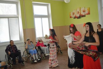 Kvetinové pozdravy pre  našich seniorov