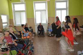 Kvetinové pozdravy pre  našich seniorov