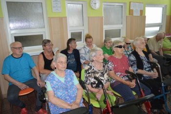 Kvetinové pozdravy pre  našich seniorov