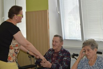 Kvetinové pozdravy pre  našich seniorov